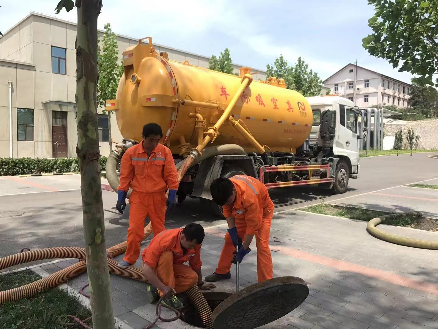 南吕镇化粪池清理与5-8吨吸粪车施工效率分析